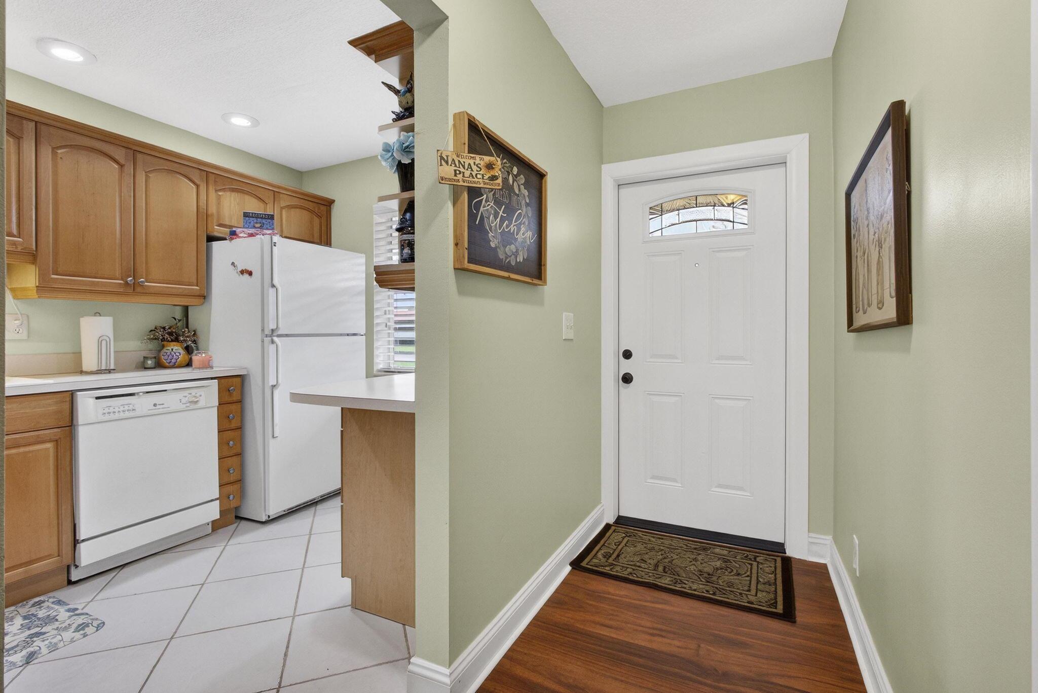 GOLDEN LAKES VILLAGE COND - Residential