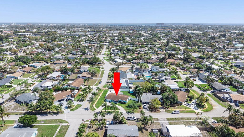 Photo of 1162 S Deerfield Avenue Avenue, Deerfield Beach, FL 33441 (MLS # R11169225)