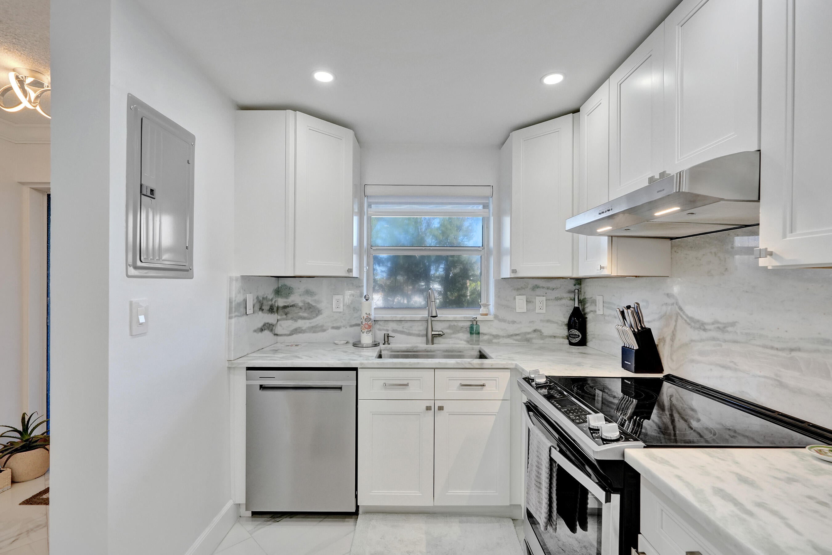 1169 HILLSBORO MILE 209