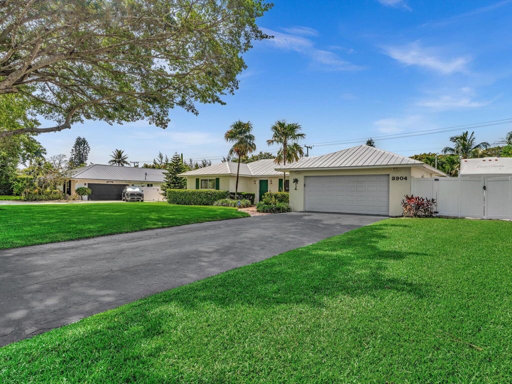 Photo of 3904 Lowson Boulevard, Delray Beach, FL 33445 (MLS # B26029074)