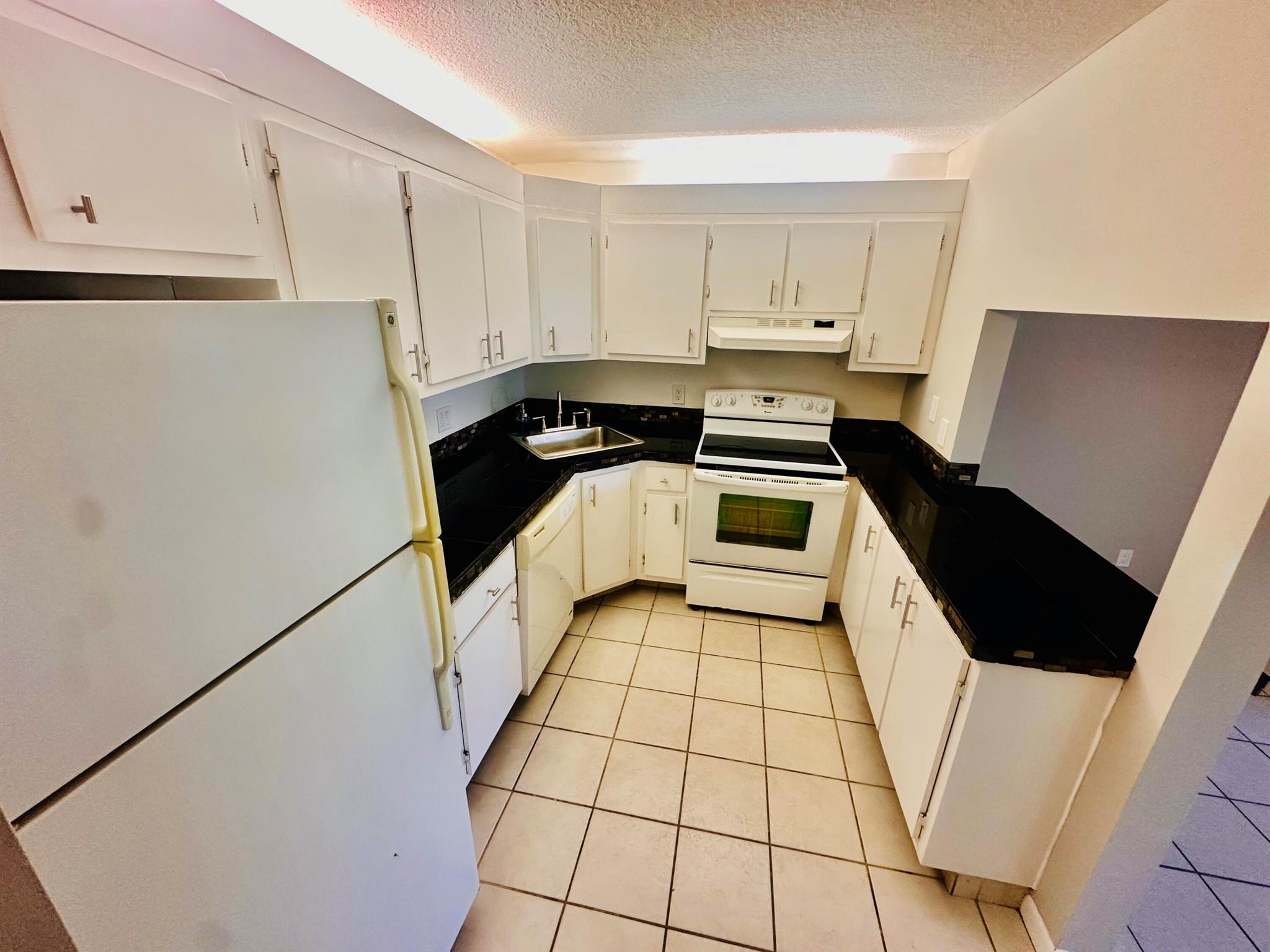 4759 Sable Pine Circle A1, West Palm Beach, FL, 33417/$229,000 3 4759 Sable Pine Circle A1