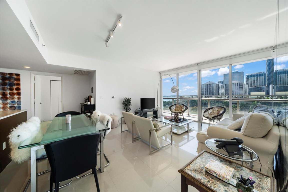 495 Brickell Avenue 811