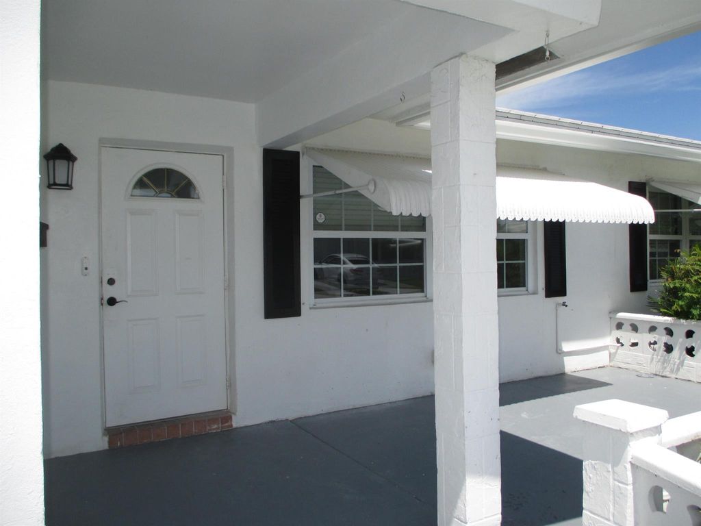 Photo of 903 SW 6th Avenue, Boynton Beach, FL 33426 (MLS # R11102247)