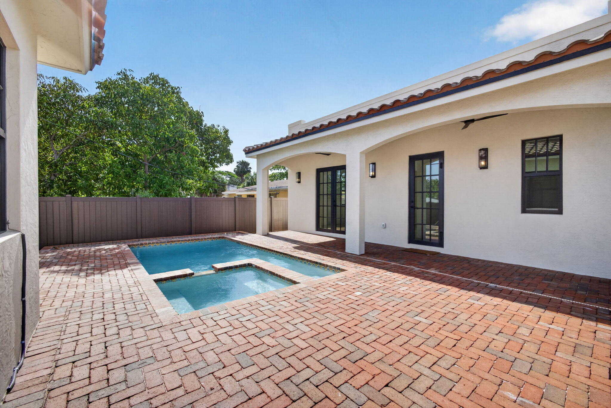 PINEAPPLE PARK - Residential