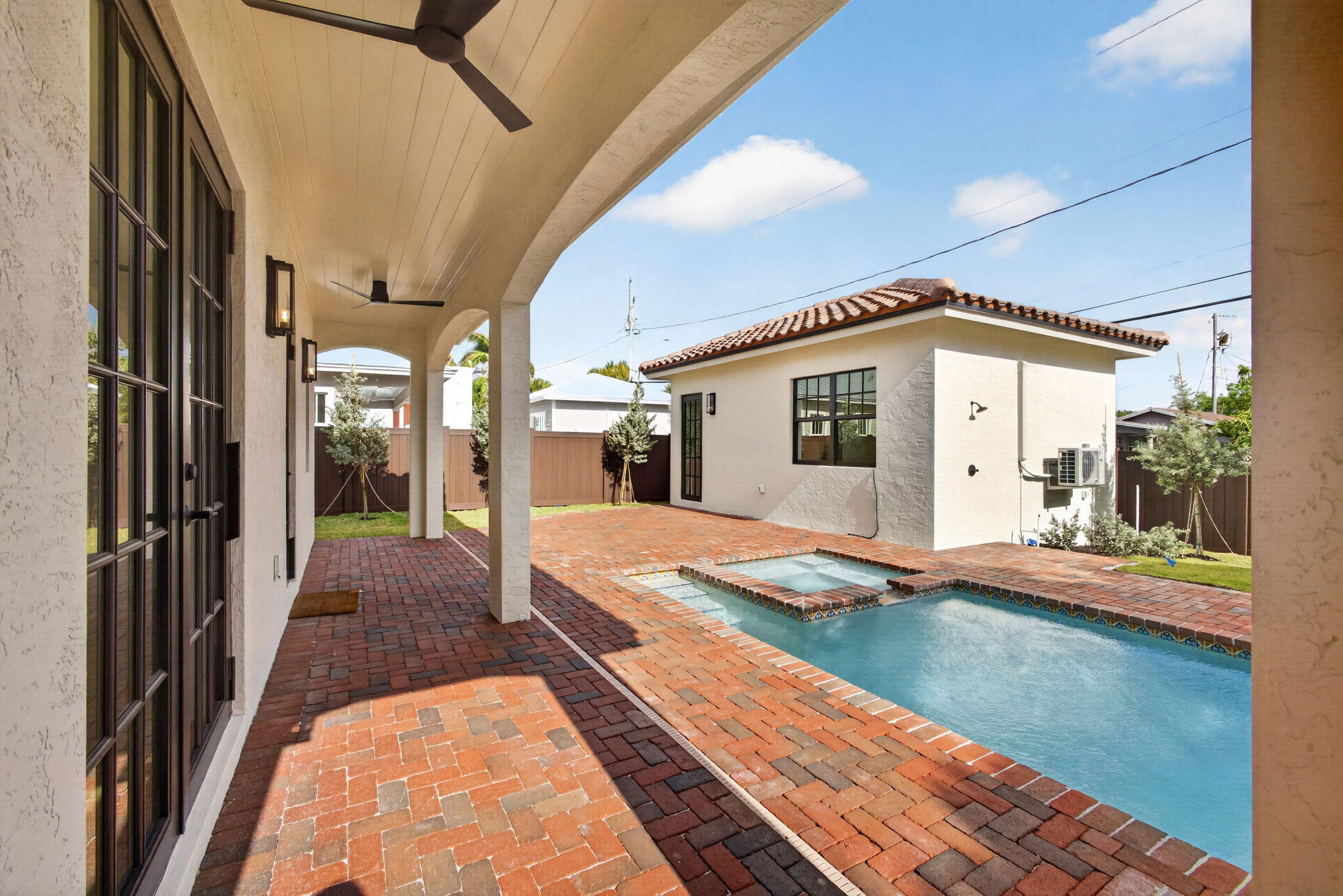 PINEAPPLE PARK - Residential