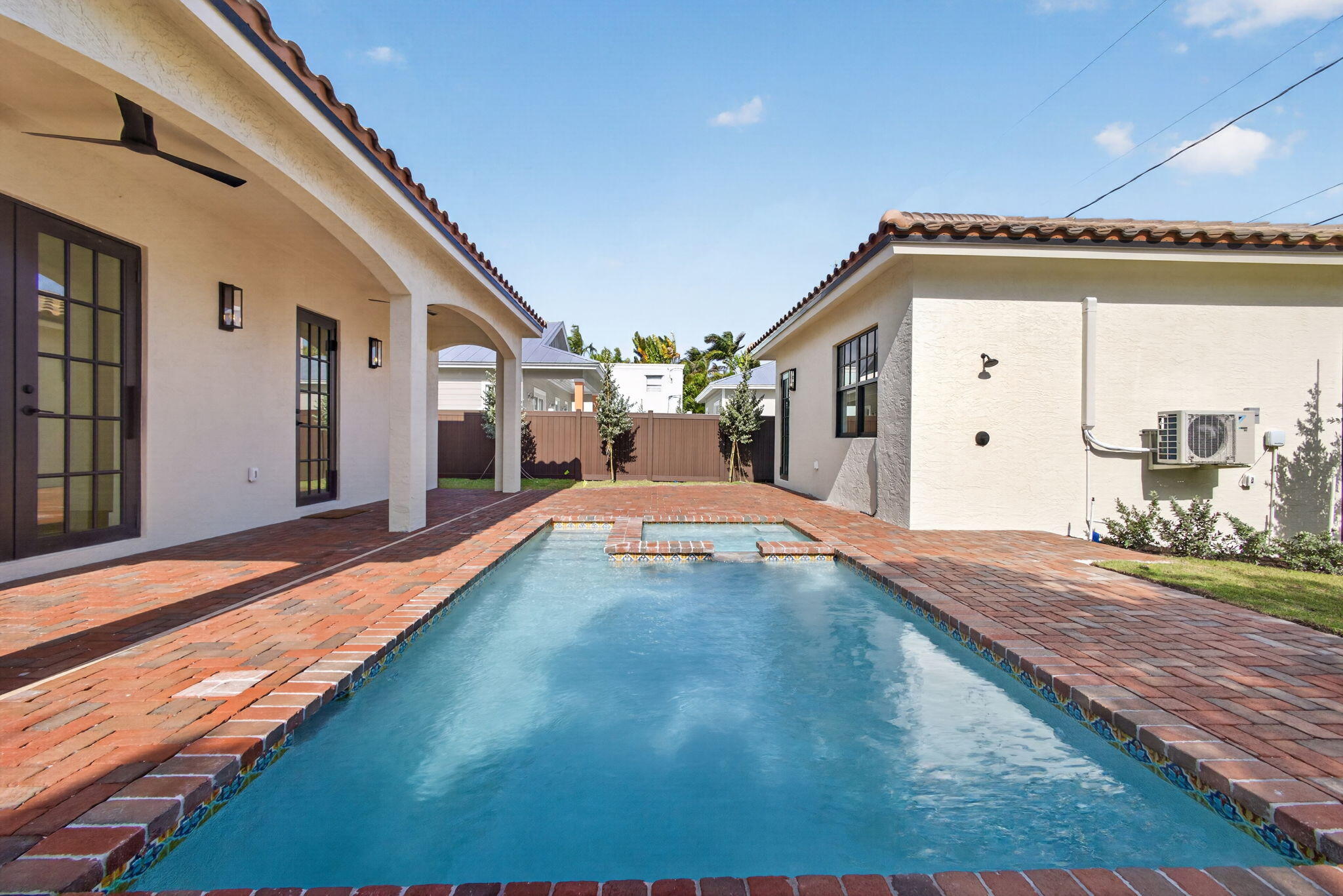 PINEAPPLE PARK - Residential