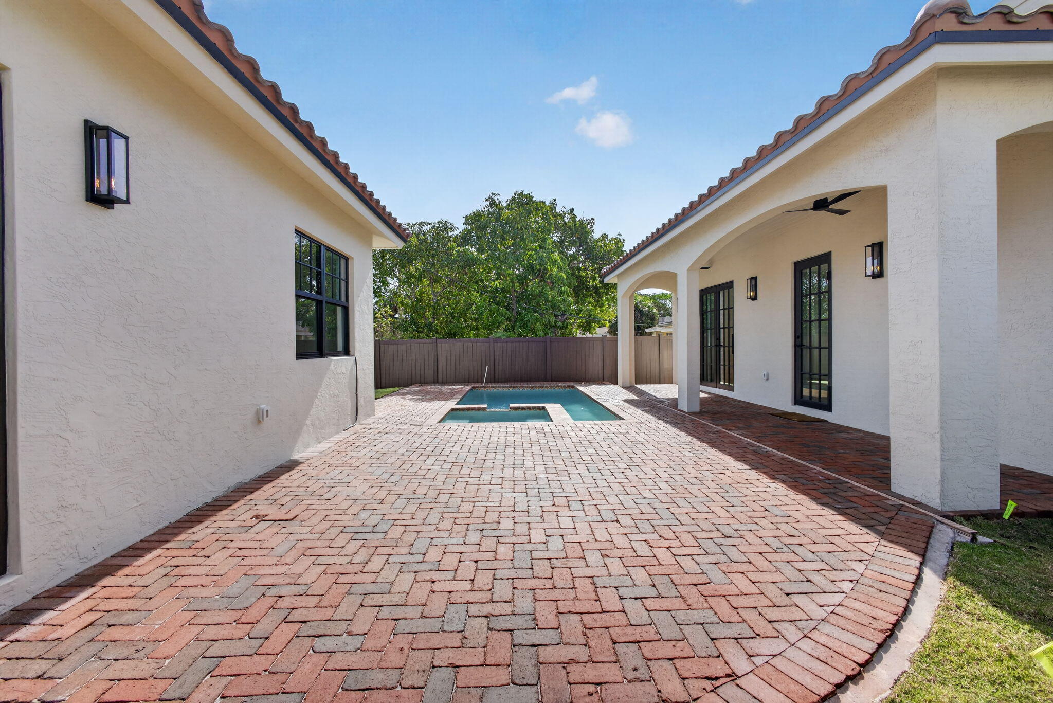 PINEAPPLE PARK - Residential