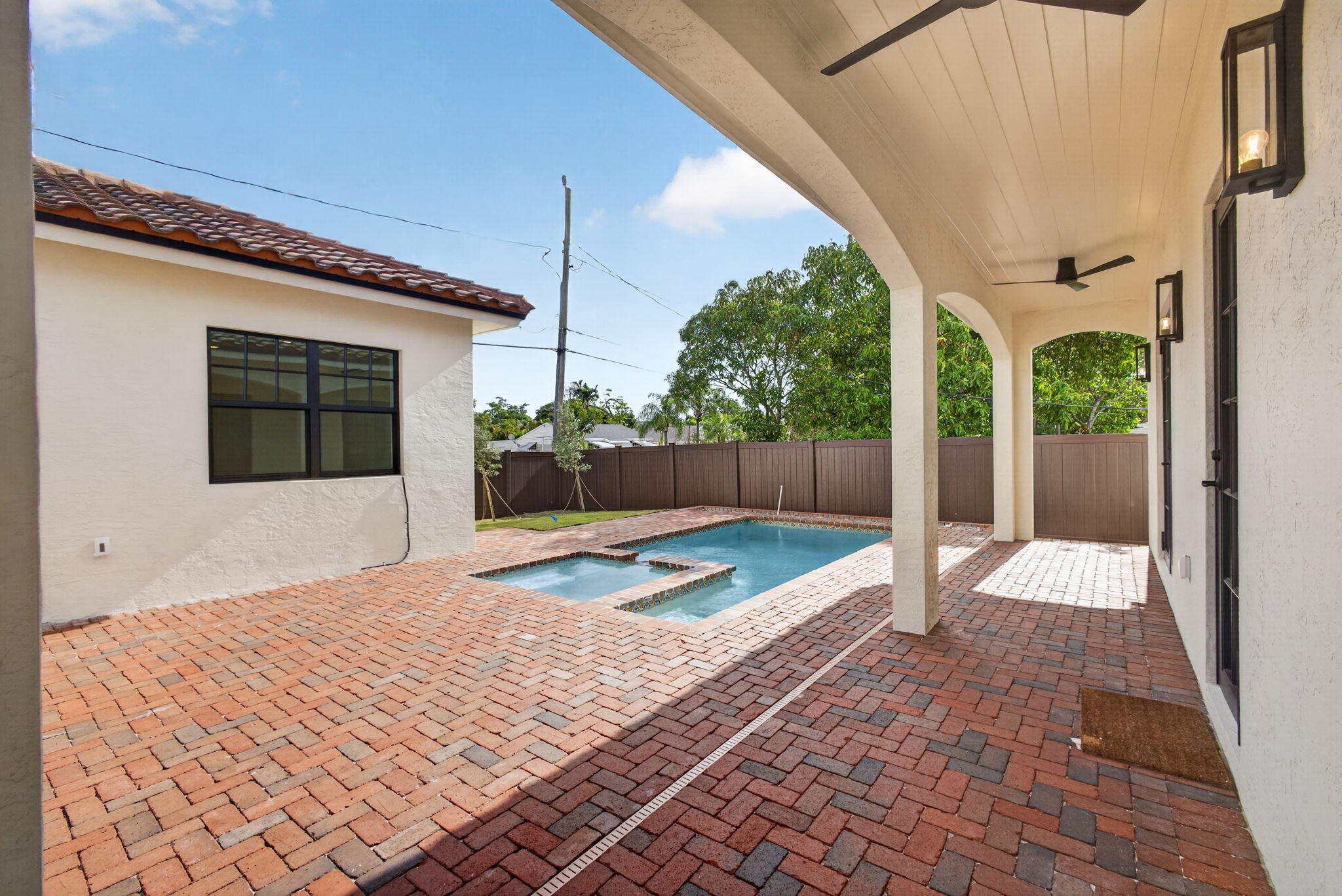 PINEAPPLE PARK - Residential