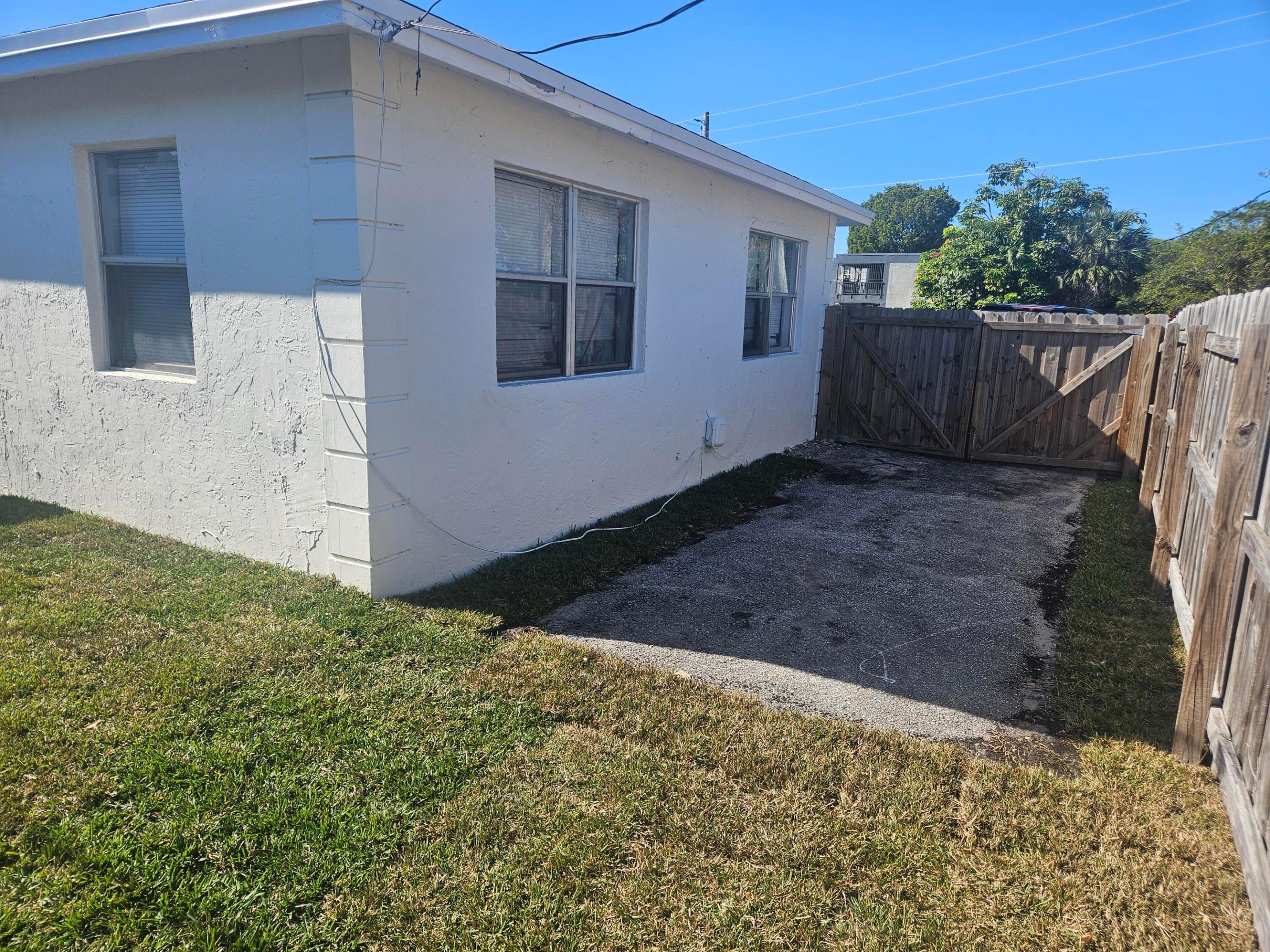 ROOSEVELT ESTATES - Residential Lease