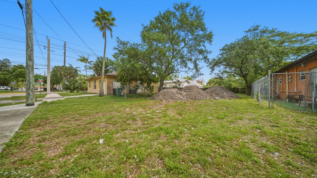 Photo of 438 NW 13th Avenue, Fort Lauderdale, FL 33311 (MLS # B26010121)