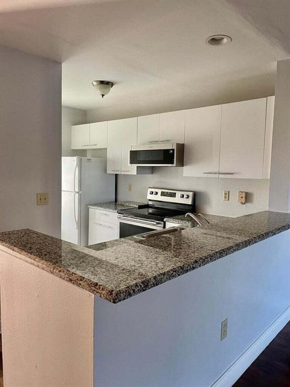 Well maintained 2 bedroom, 2 bathroom condo, gated community, tennis court, pool, close to Palmbeach outlet, and a major highway. Minimum credit score 620