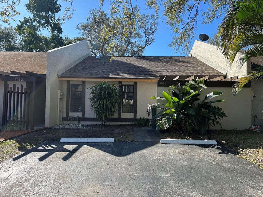 Cozy 2/2 Villa , lake view, fully remodeled, community pool , tennis court and play ground ,  close to mall, schools, and shopping, ready for move-in . ( Association approval required )