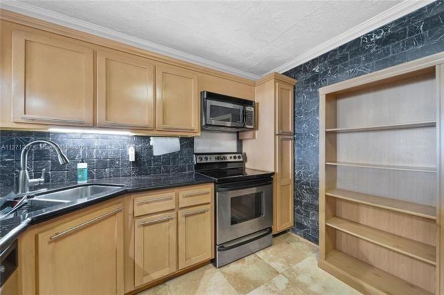 Amazing location!! Spacious unit with spectacular views from the 21st floor. The building is under 24/7 security, there are 2 pools, 2 tennis courts, party room and a fitness center. Laundry room is on every floor. Hot water, basic cable and internet are included in the monthly rent. 1 covered parking space is assigned to the unit. Restaurants, coffee shop, nail salon, bank, Fresh Market, Aventura Mall nearby. 2 miles to
the beach.