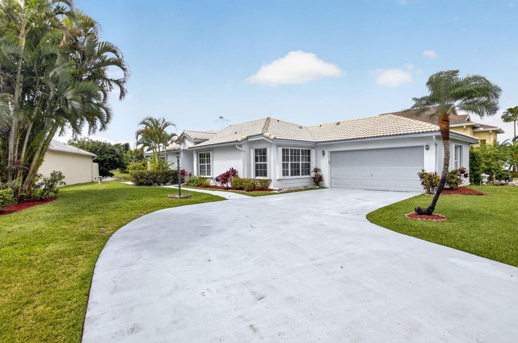 Photo of 6413 Lansdowne Circle, Boynton Beach, FL 33472 (MLS # B26032197)