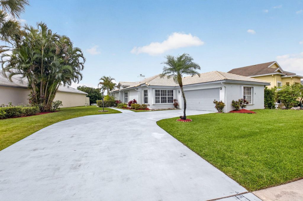 Photo of 6413 Lansdowne Circle, Boynton Beach, FL 33472 (MLS # B26032197)