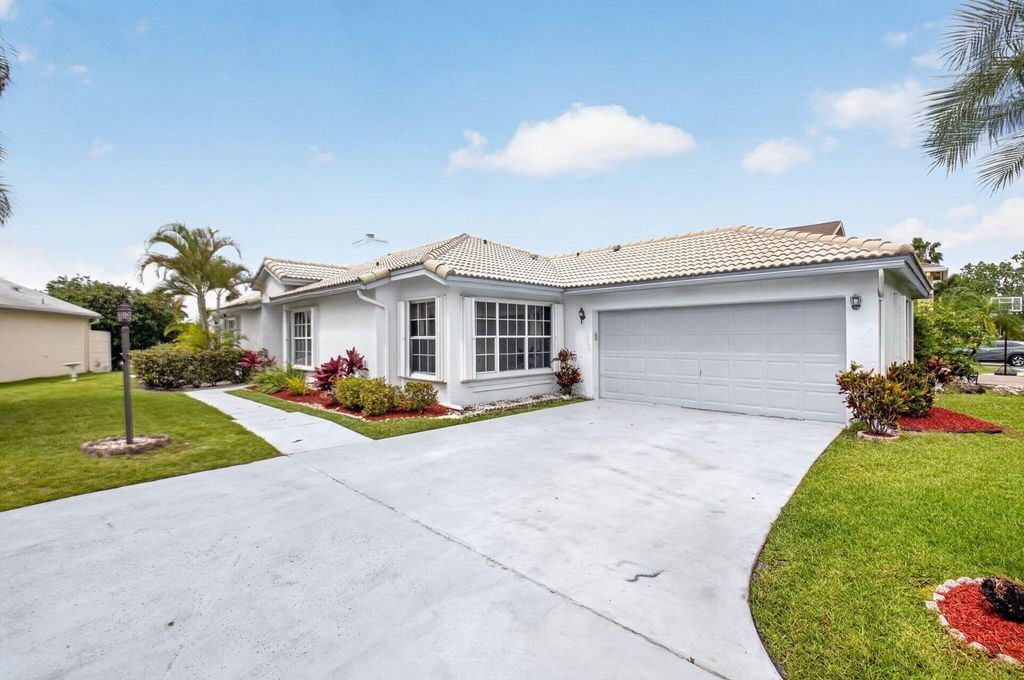 Photo of 6413 Lansdowne Circle, Boynton Beach, FL 33472 (MLS # B26032197)
