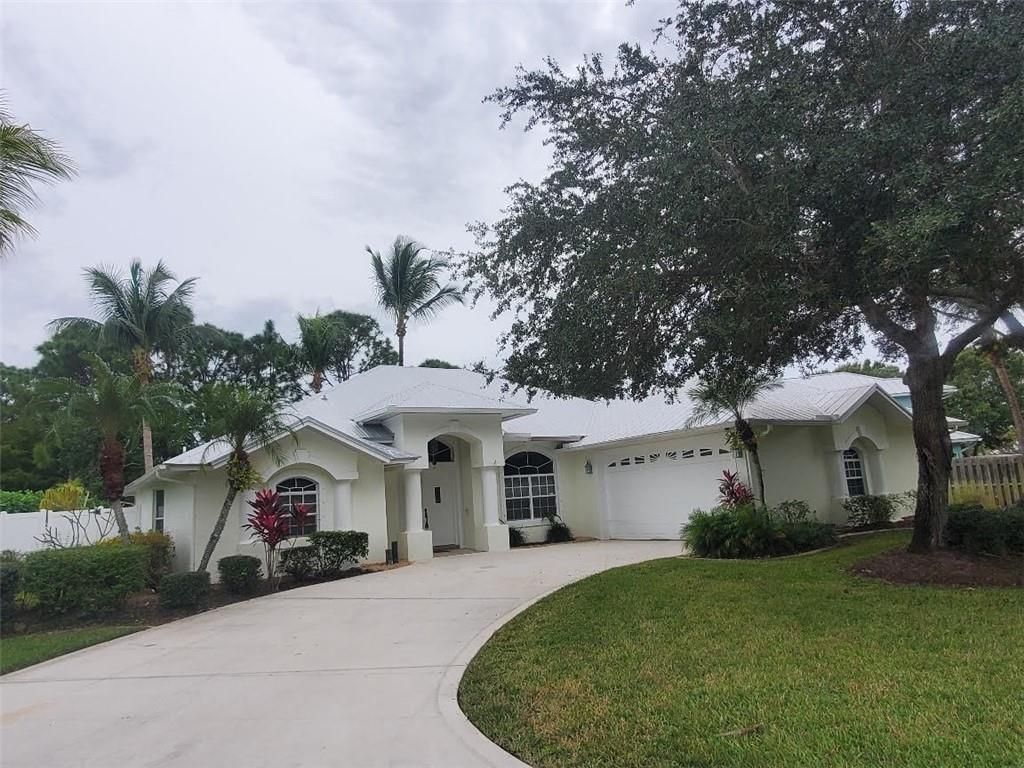 Photo of 557 SE SOUTHWOOD TRL, Stuart, FL 34990 (MLS # F10308811)