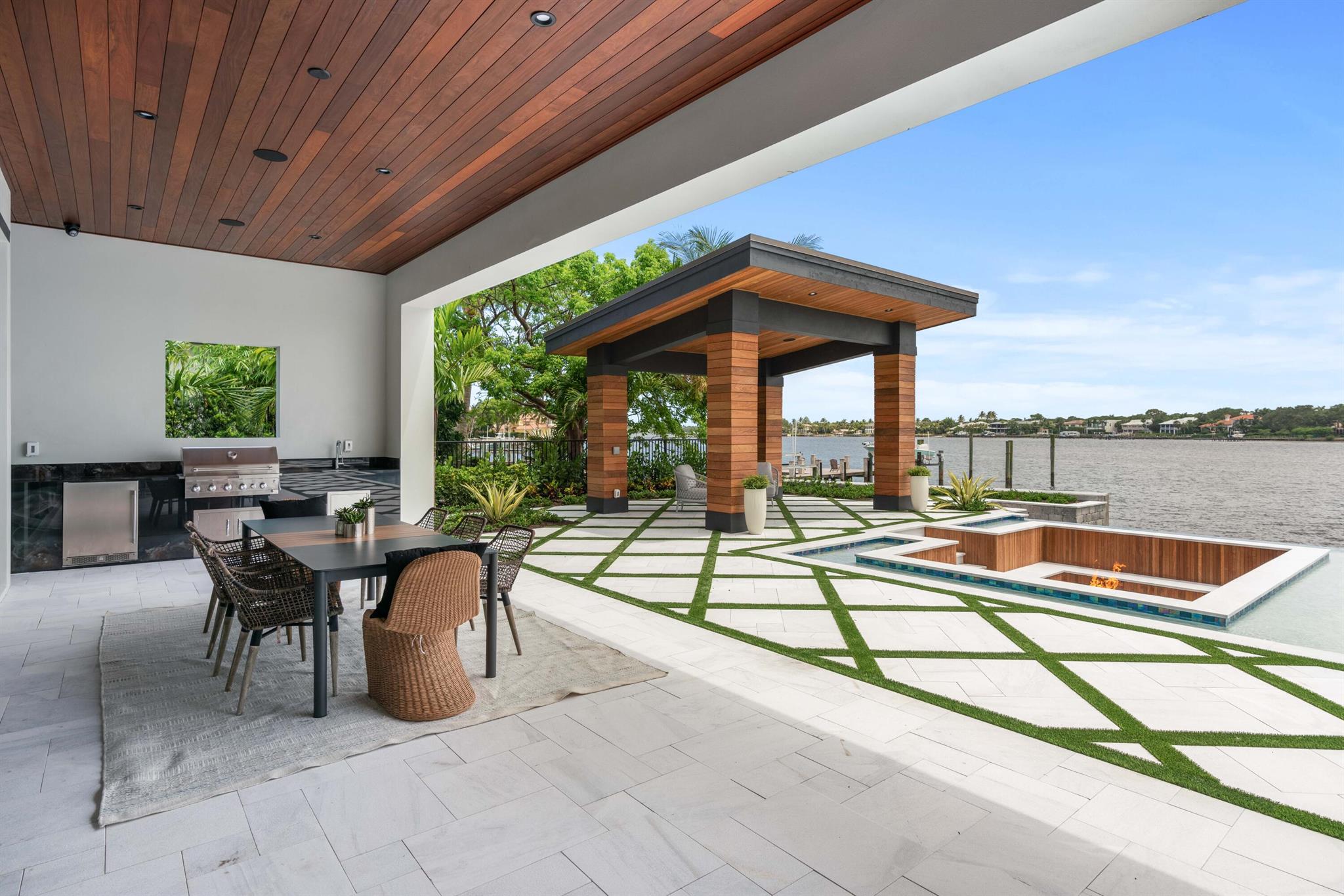 TEQUESTA COUNTRY CLUB - Residential