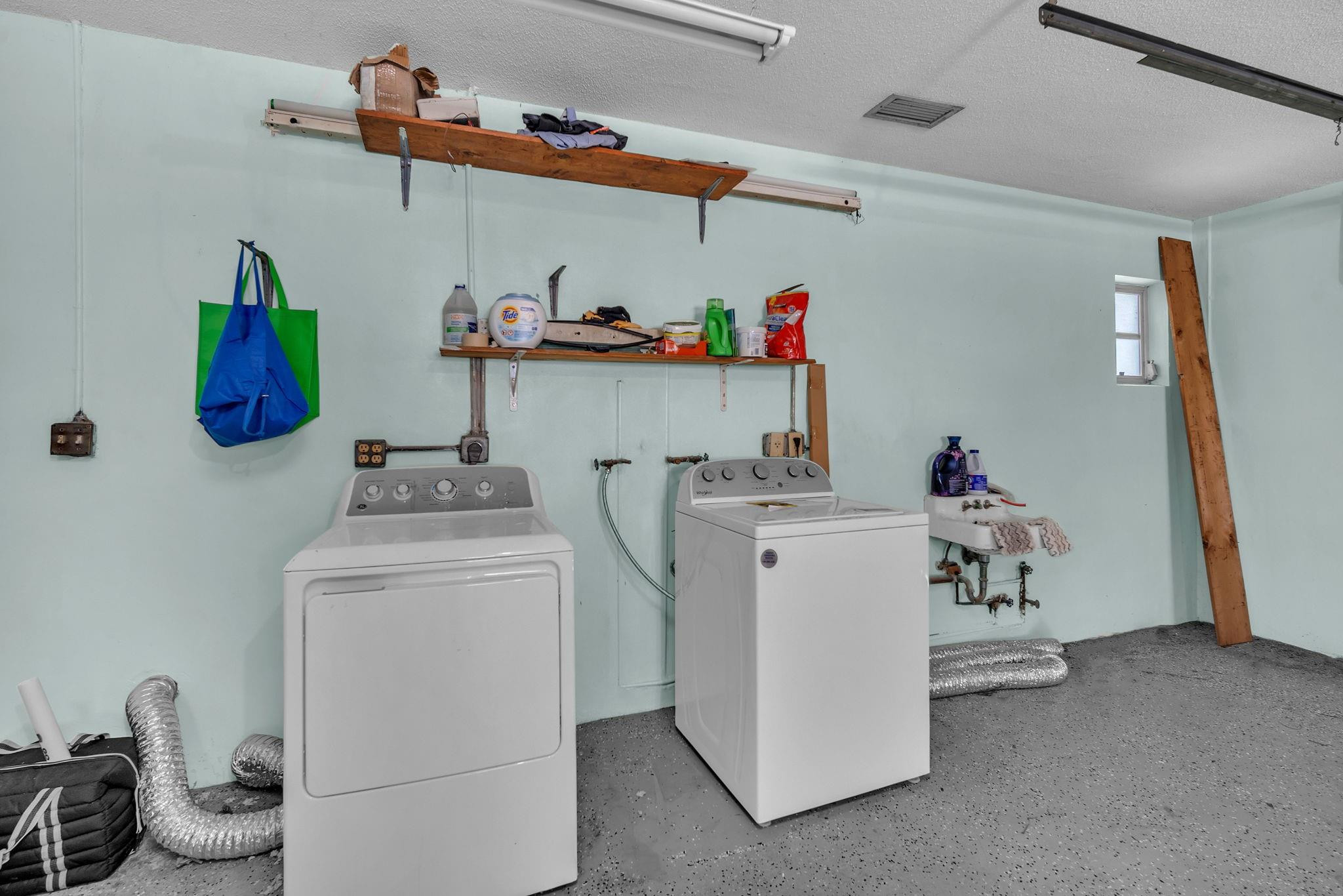 DAVIS ISLES SEC 5 - Residential Lease
