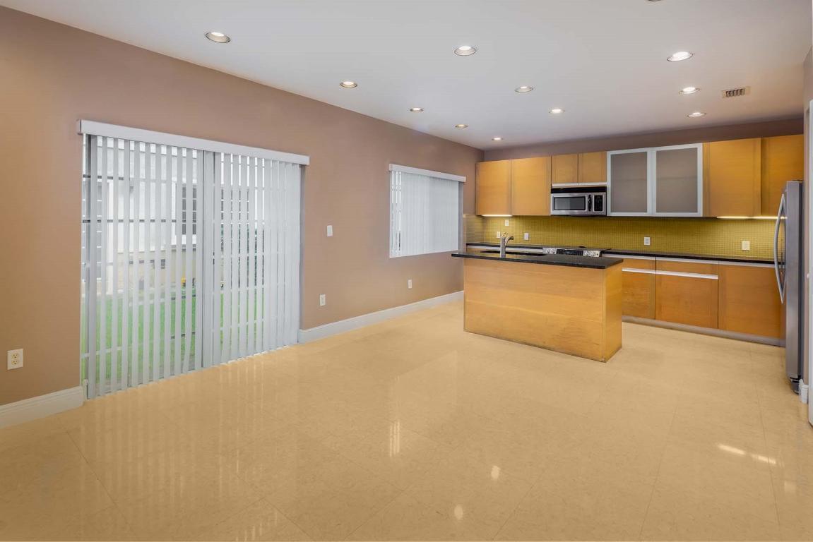 HOLLYWOOD OAK GROVE COMMERCE CENTER - Residential Lease