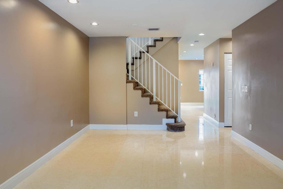 HOLLYWOOD OAK GROVE COMMERCE CENTER - Residential Lease