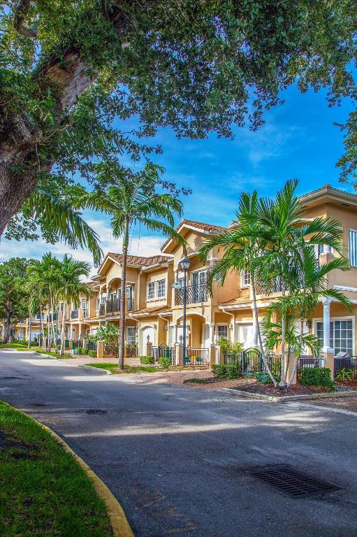 HOLLYWOOD OAK GROVE COMMERCE CENTER - Residential Lease