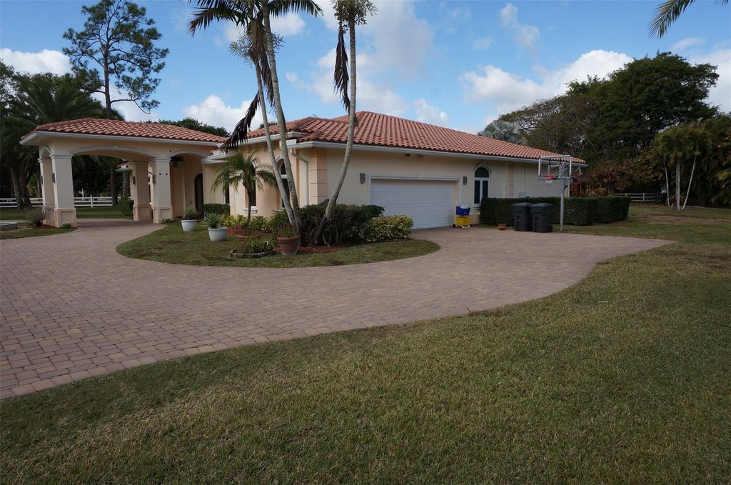 Photo of 650 E Rambling Drive, Wellington, FL 33414 (MLS # B26028369)