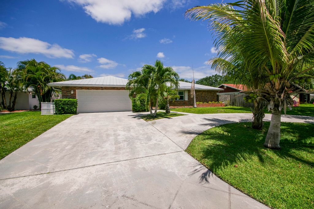 Photo of 4359 Daffodil Circle N, Palm Beach Gardens, FL 33410 (MLS # B26017569)