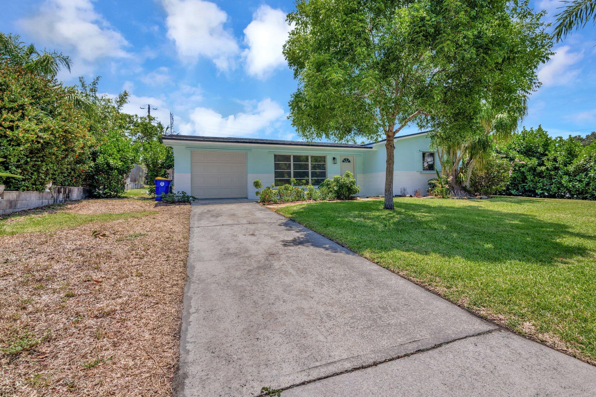 Welcome to this charming Airbnb home in the heart of Skyline Heights of Jensen Beach! with a new Roof, new kitchen including granite countertop , refrigerator, microwave, range and dishwasher very spacious with three nice bedrooms and 2 full baths! Fenced backyard , close to the shopping center, restaurants & boat ramps. Downtown Jensen and our famous blue beaches are just a few minutes away! Property may be sold fully furnished.