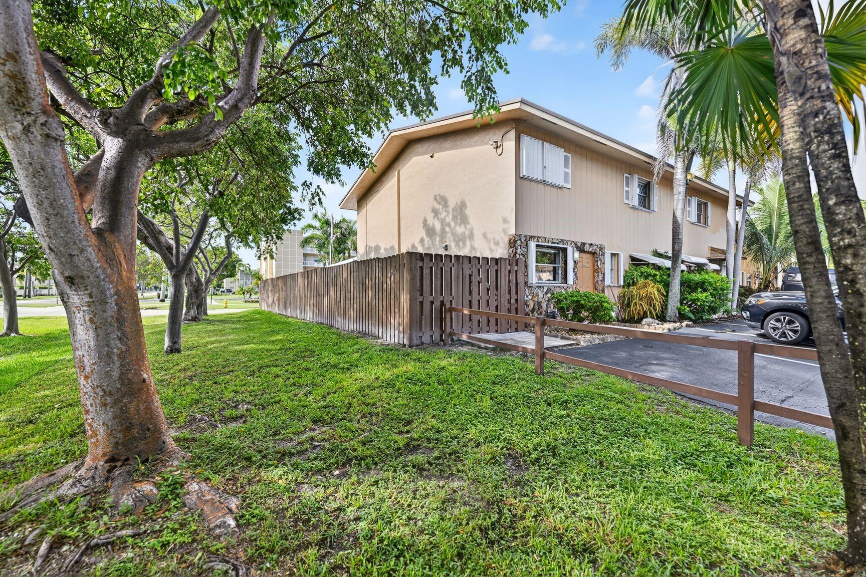 TOWNHOUSE EAST 1 - Residential