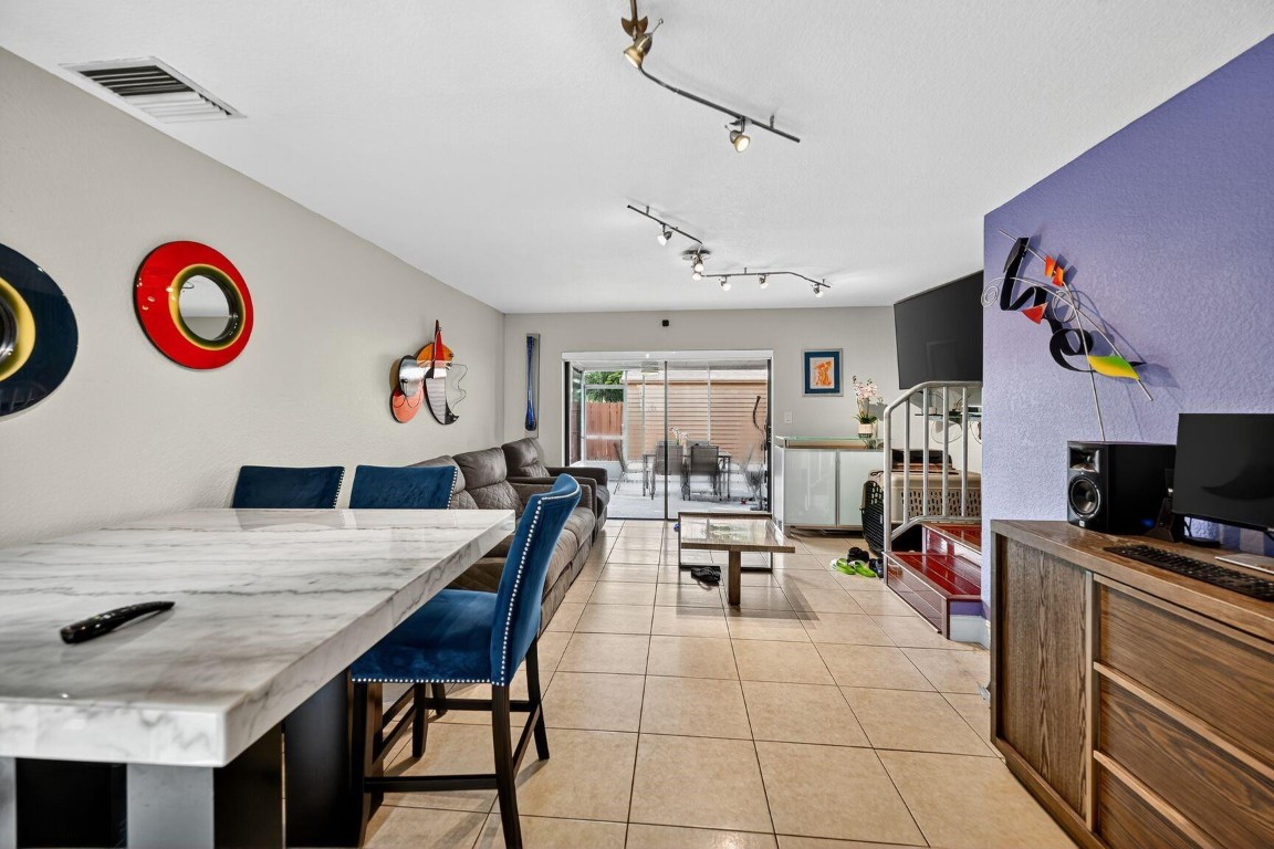 TOWNHOUSE EAST 1 - Residential