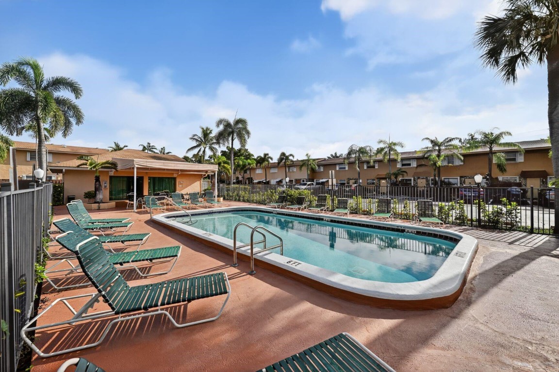 TOWNHOUSE EAST 1 - Residential