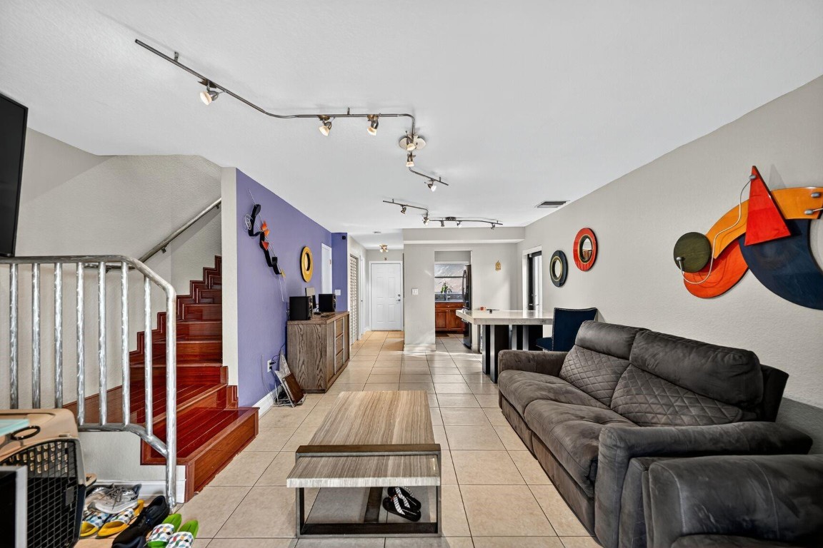 TOWNHOUSE EAST 1 - Residential