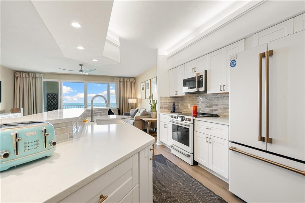3920 N Highway A1a 403, Hutchinson Island, FL, 34949/$900,000 4 3920 N Highway A1a 403