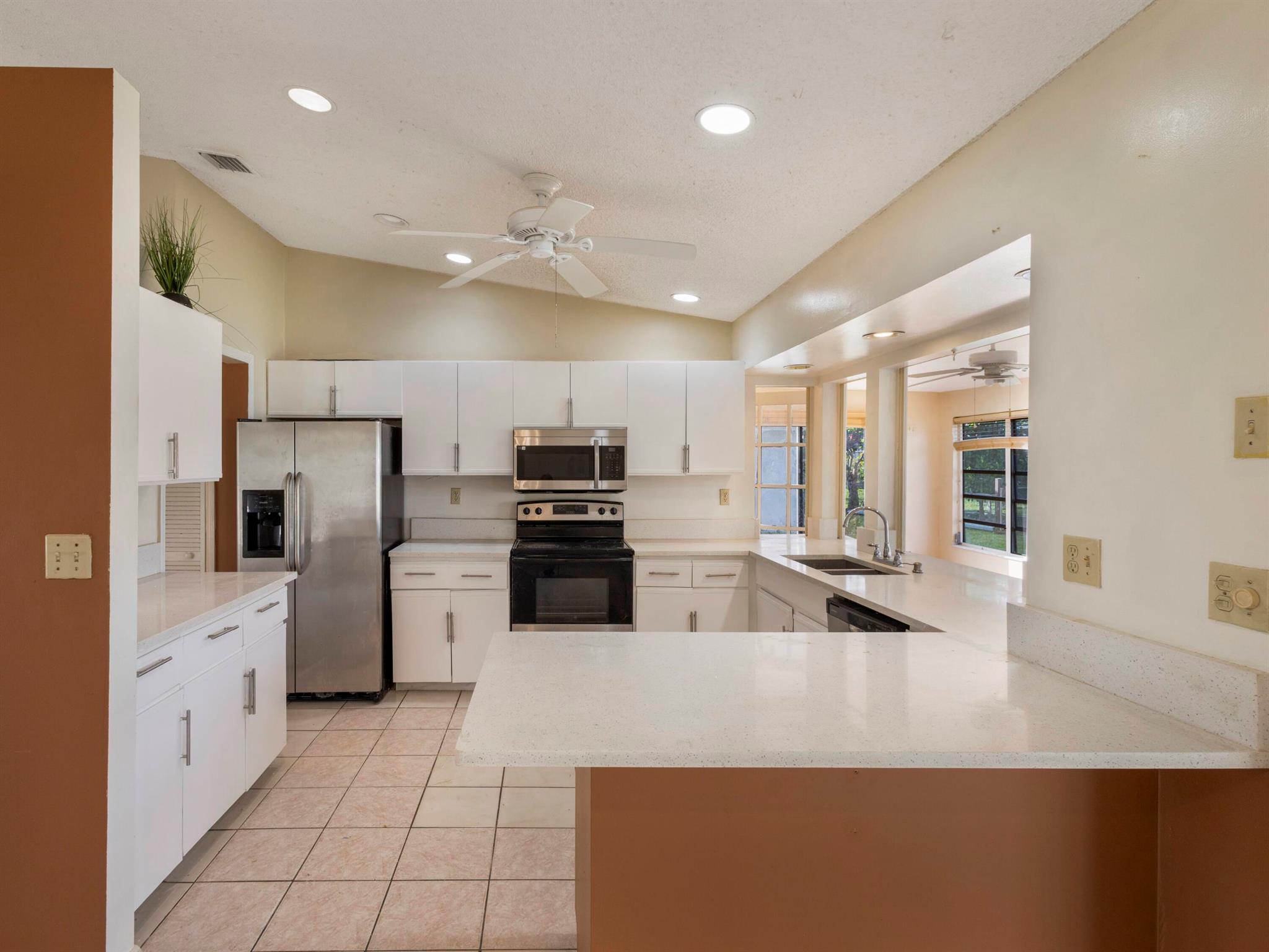 PALM CLUB - Residential Lease