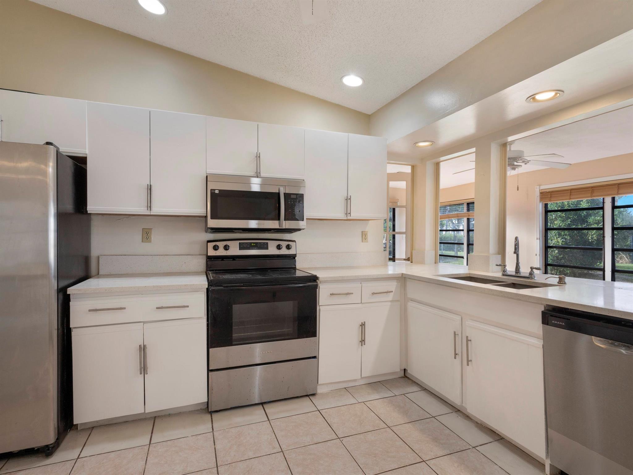 PALM CLUB - Residential Lease