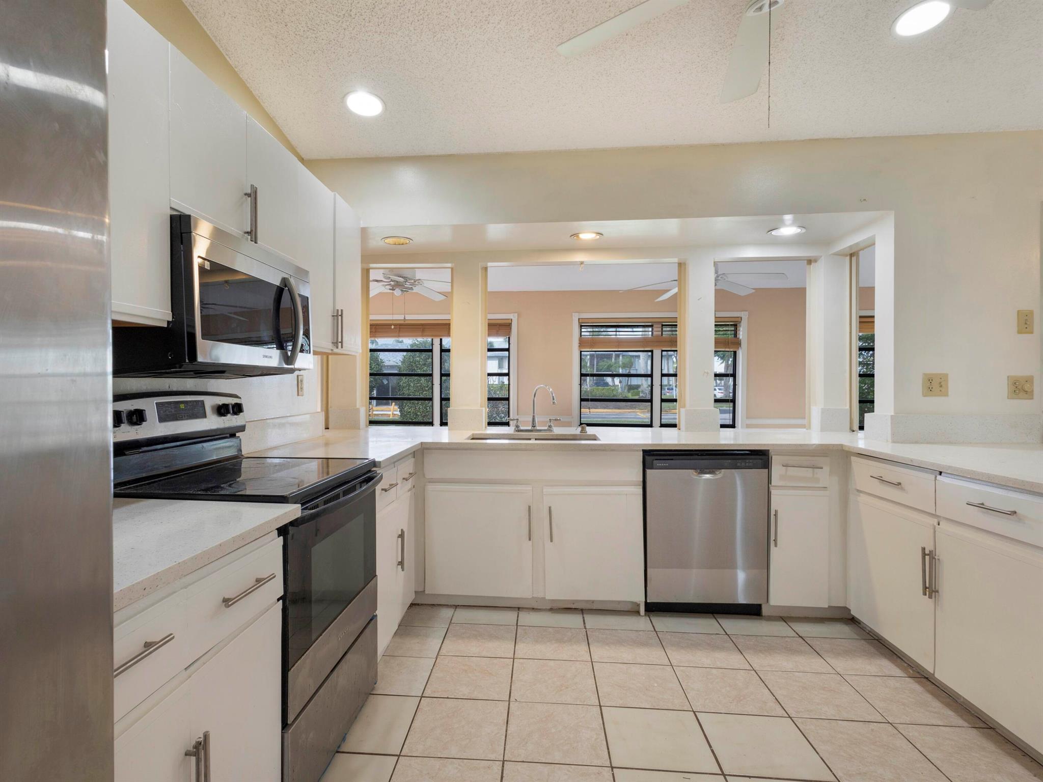 PALM CLUB - Residential Lease