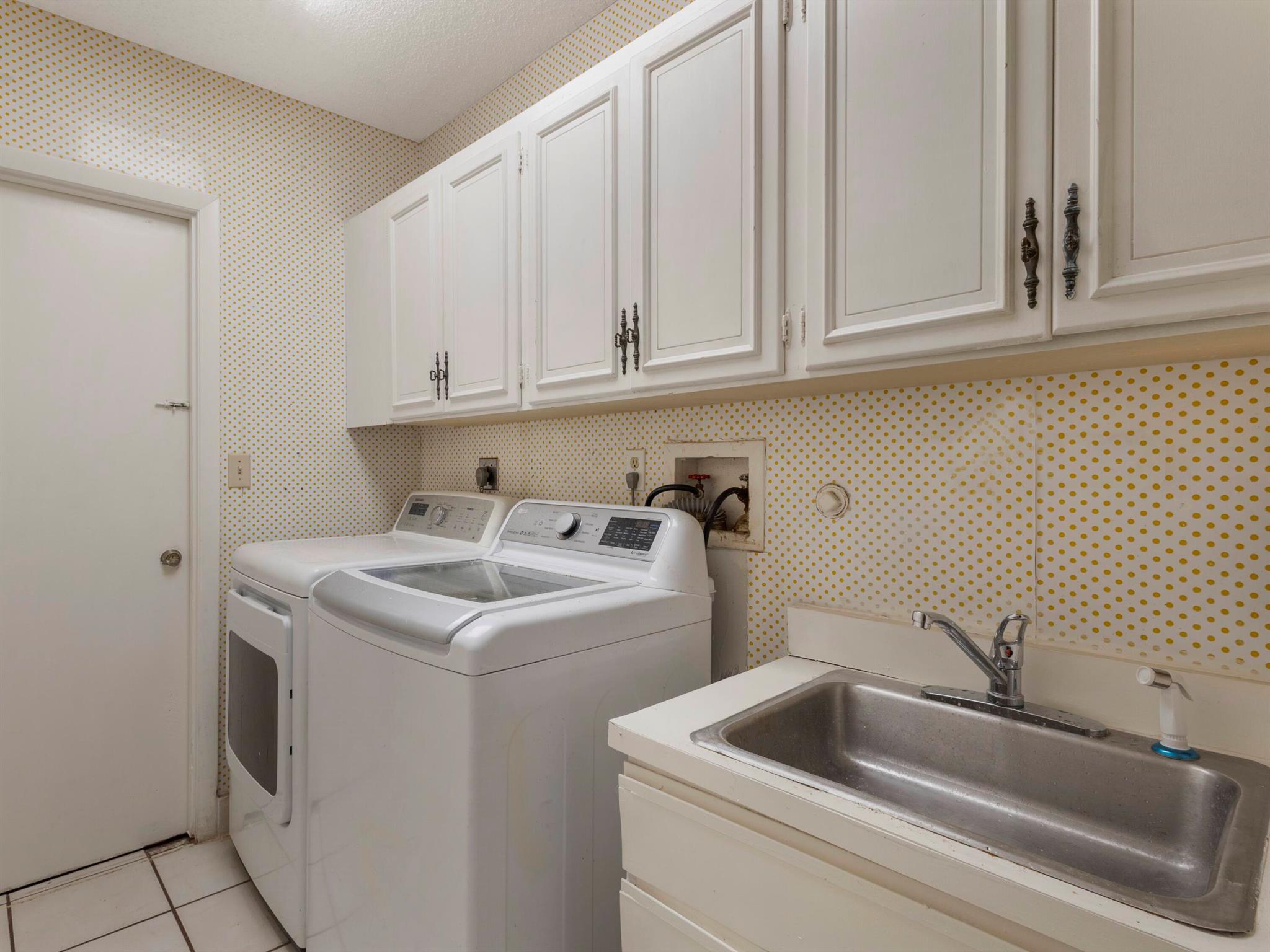 PALM CLUB - Residential Lease