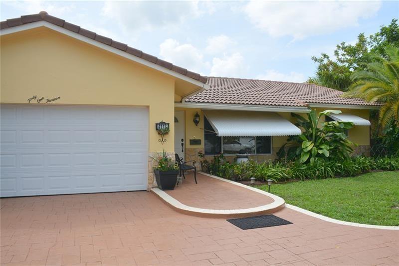 Studio in the back of the house with Private entrance .it is more than a studio . You have also a large covered area for outdoor kitchen and living room. Recently remodeled, great for only one person ,one car, no pets.
Price Includes water electric and internet.