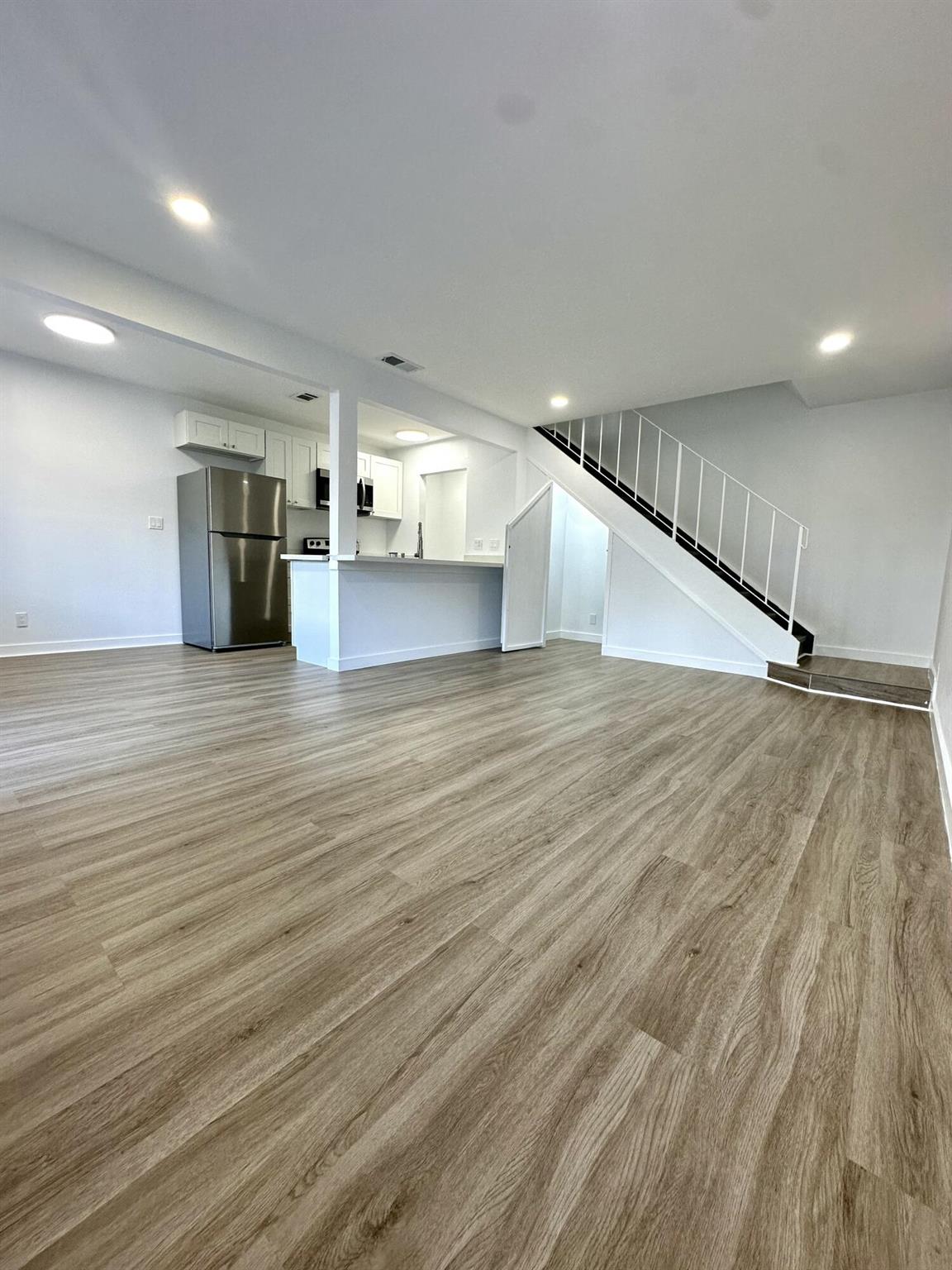 TIFFANY LAKE PHASE I COND - Residential Lease