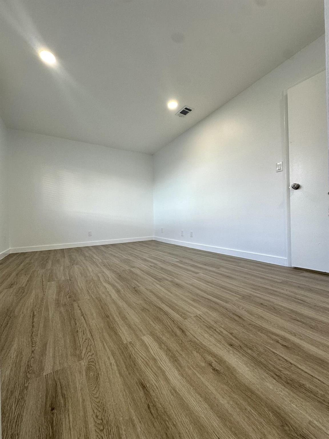 TIFFANY LAKE PHASE I COND - Residential Lease