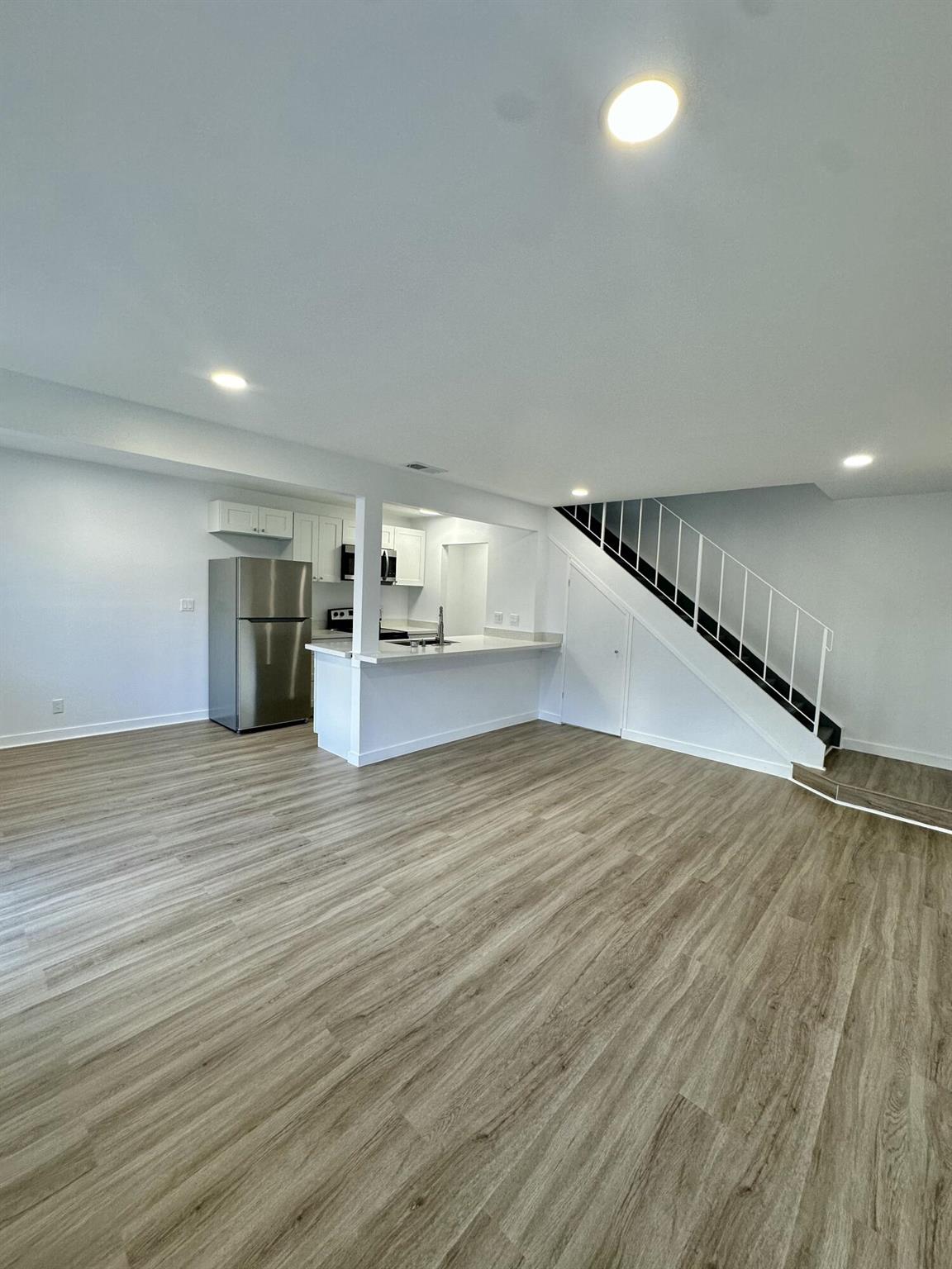 TIFFANY LAKE PHASE I COND - Residential Lease