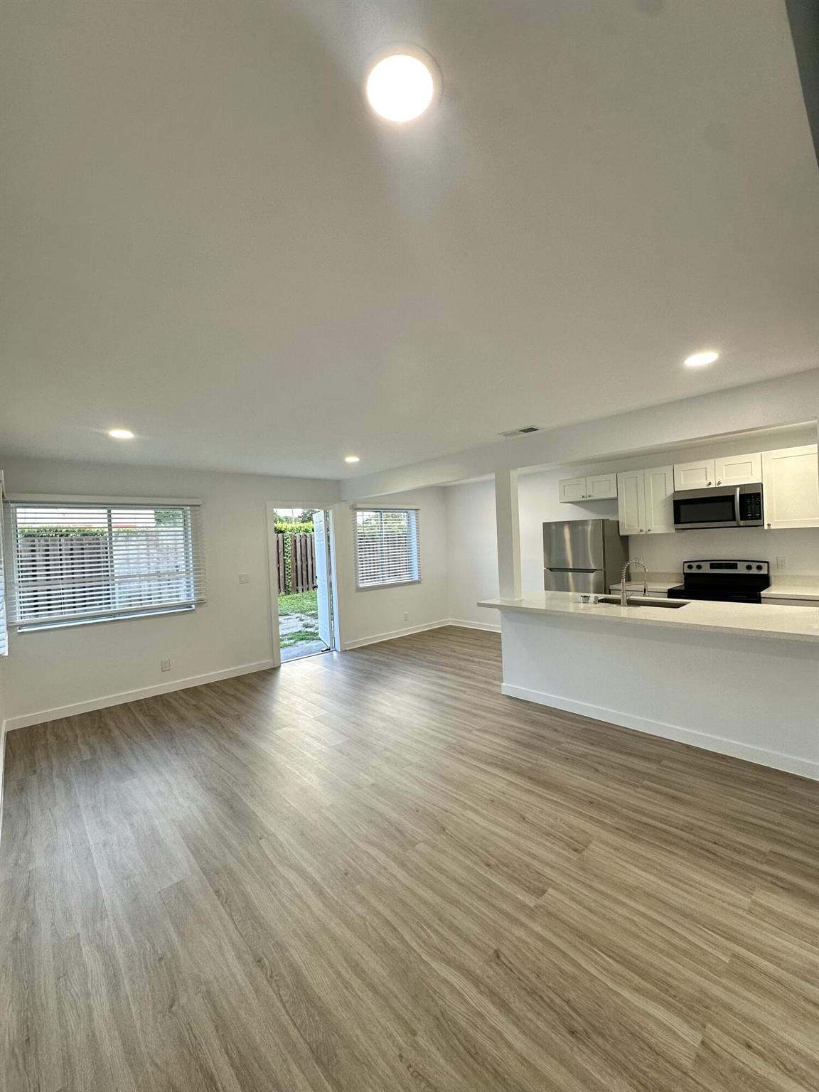 TIFFANY LAKE PHASE I COND - Residential Lease