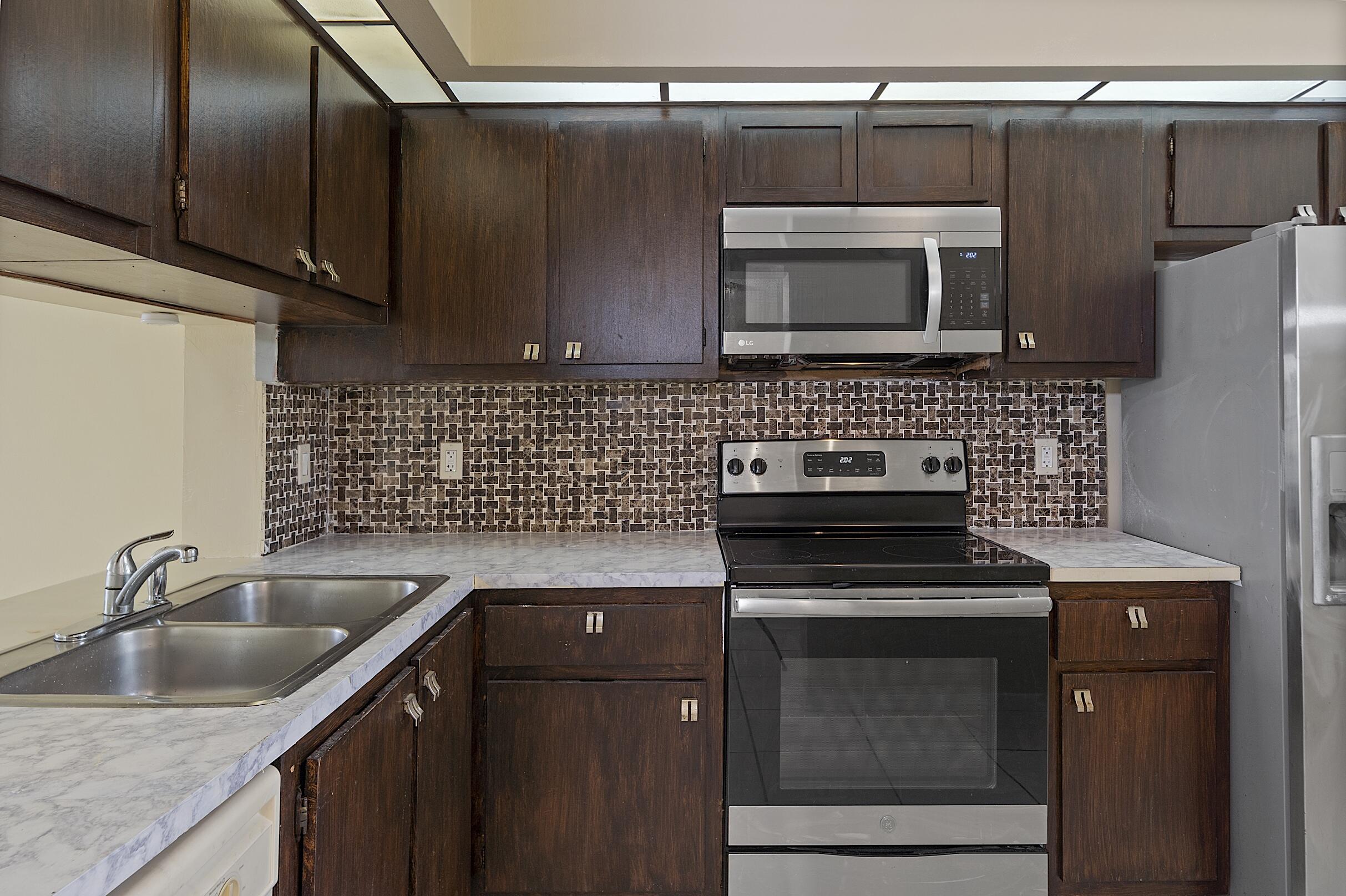 LAKE EMERALD CONDOMINIUM NO - Residential