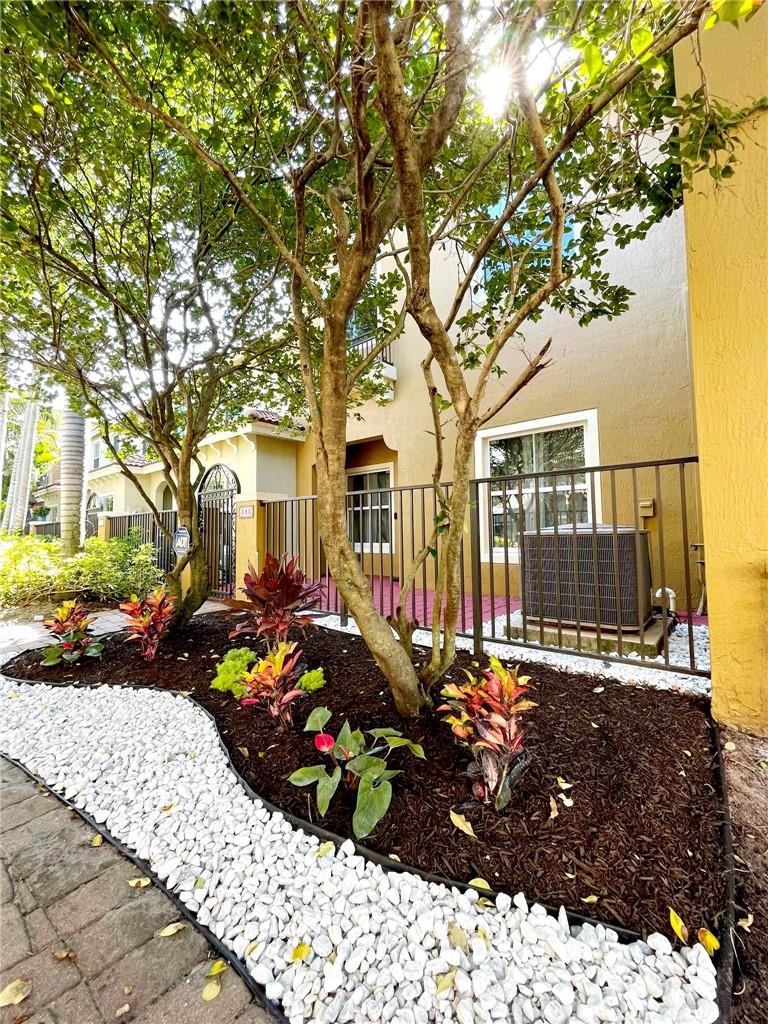 Very beautiful 4 Bedroom 2.5 Bathroom Townhome in the highly desirable community of Monterey Bay, awaiting
working professionals. Wood laminate flooring through each bedroom, Tile throughout, fans in each bedroom,
Stunning updated kitchen with charming granite counter tops along with wood cabinets and all top of the line
appliances. Impact glass through out with each room glowing with natural light. Only 5 minutes from downtown
Delray's Atlantic Ave for fine dinning, IPIC, and only 10 minutes (3.5 miles) from Delray's beautiful beaches and
entertainment. This property has been professionally maintained credit score of 700+ for HOA purposes; no
exceptions!
