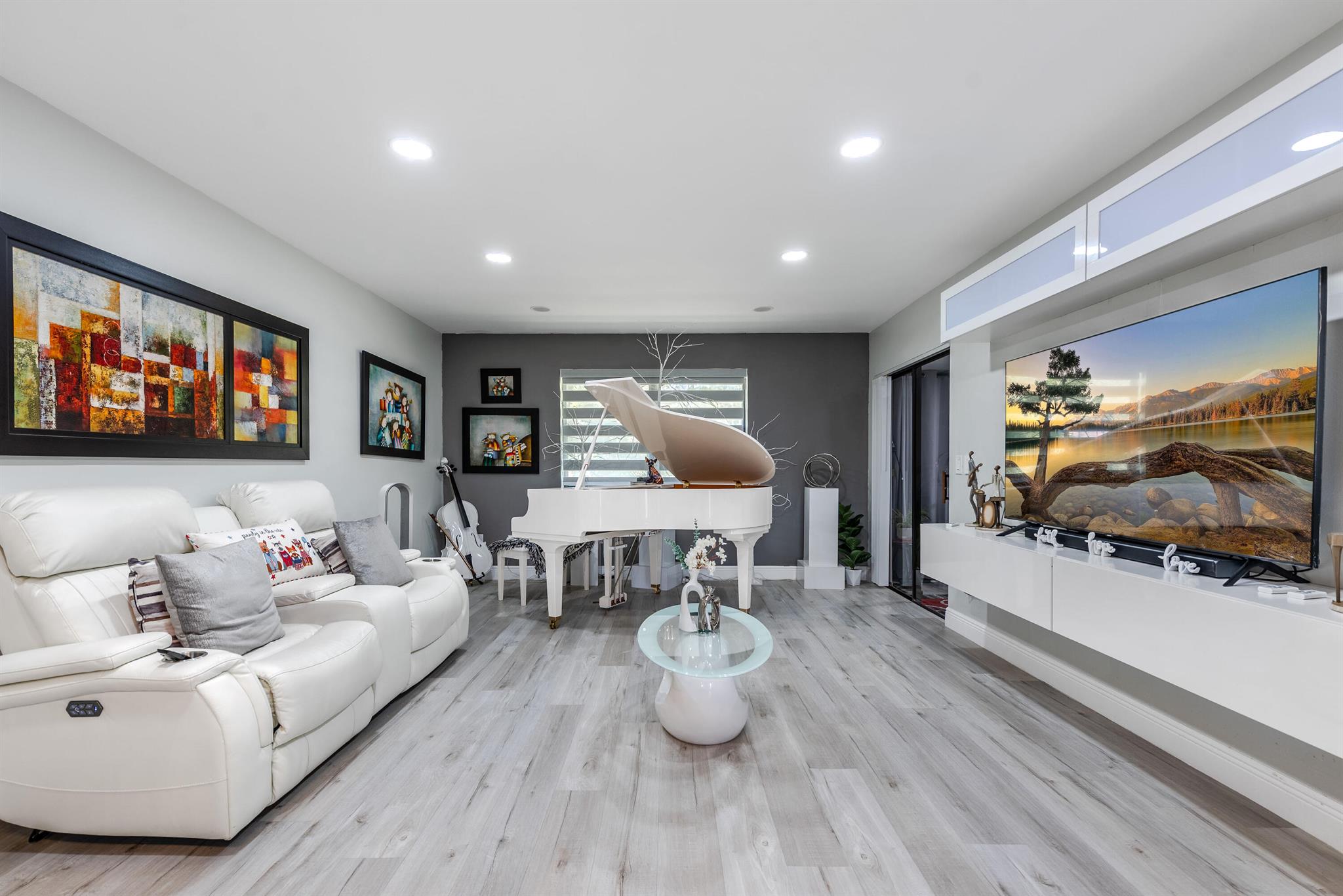 STRATHMORE GATE WEST UNIT - Residential