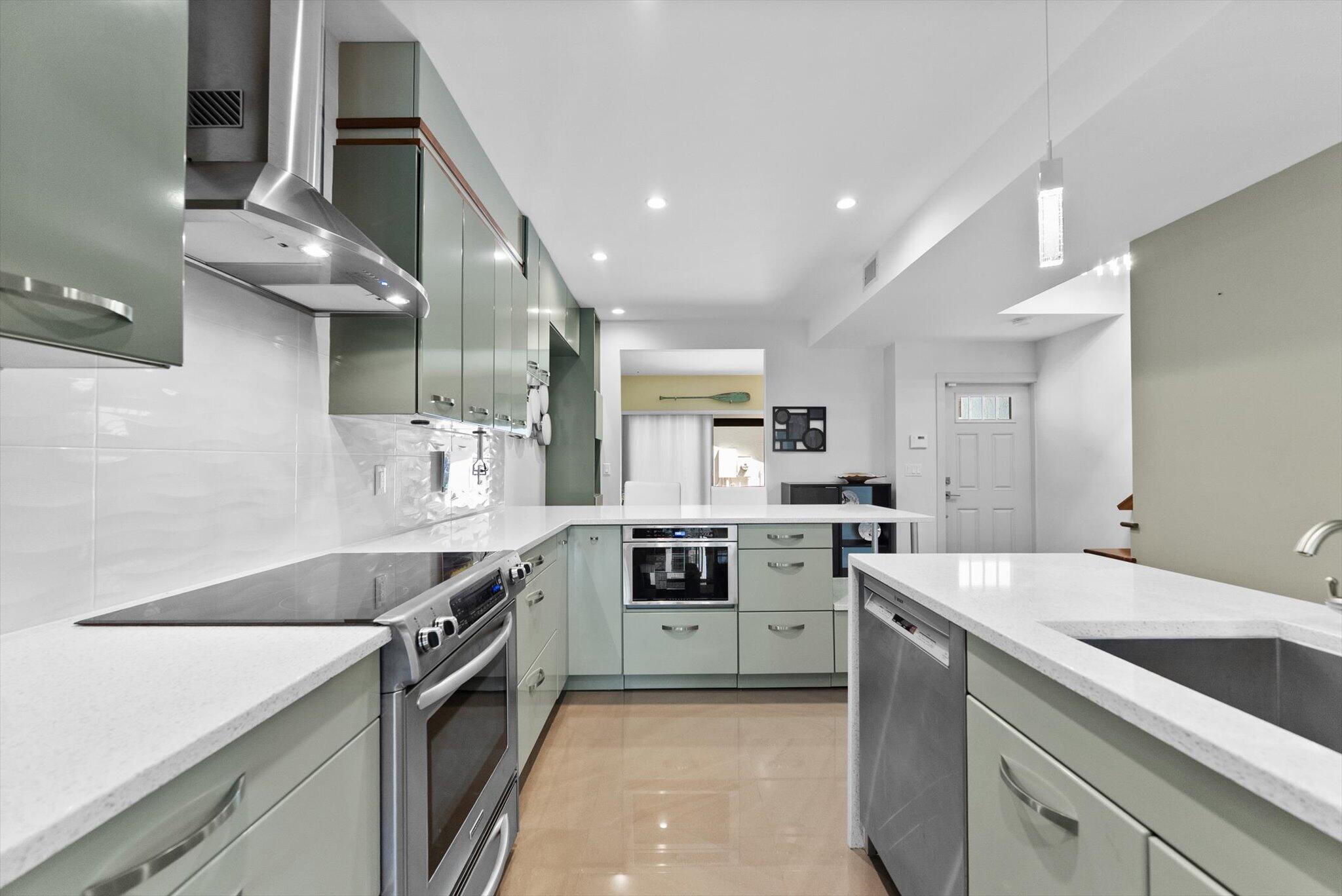 RIVERGATE TOWNHOUSES CONDO - Residential