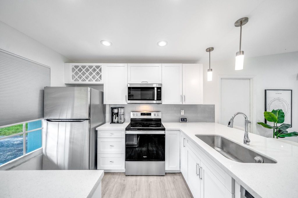 Photo of 420 Lakewood Cir #B, Pompano Beach, FL 33063 (MLS # F10512225)