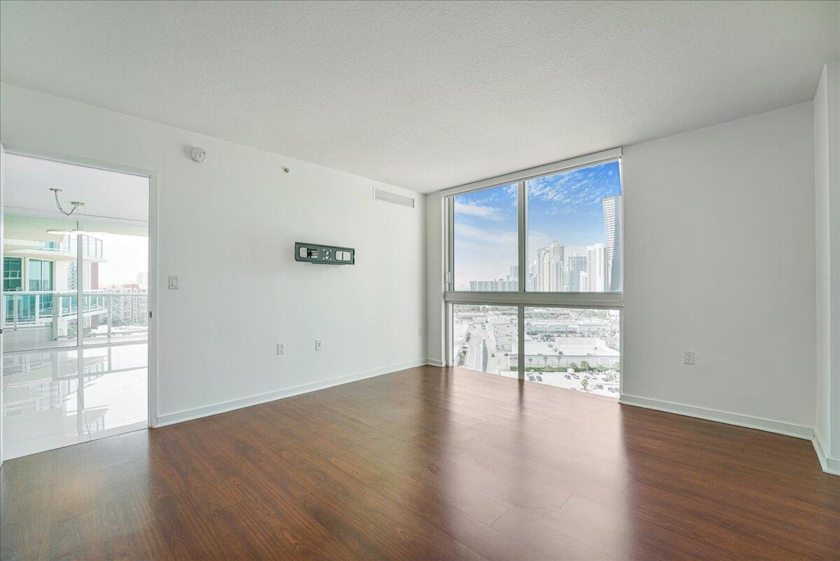 ST TROPEZ ON THE BAY II CONDO - Residential