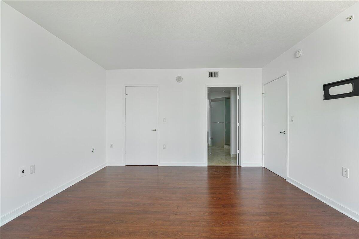 ST TROPEZ ON THE BAY II CONDO - Residential